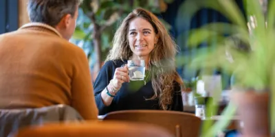 Twee mensen zitten tegen over elkaar te praten