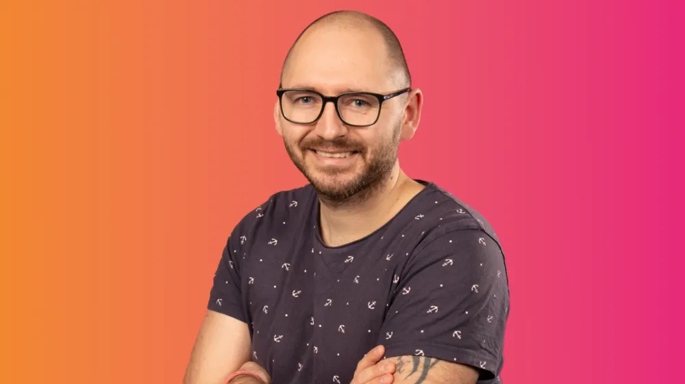 Foto van een man die glimlacht.