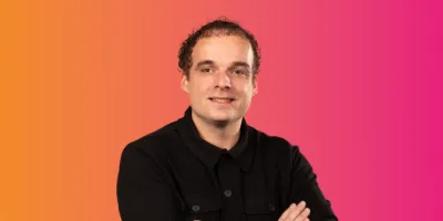 Foto van man die glimlacht.