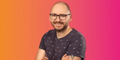 Foto van een man die glimlacht.