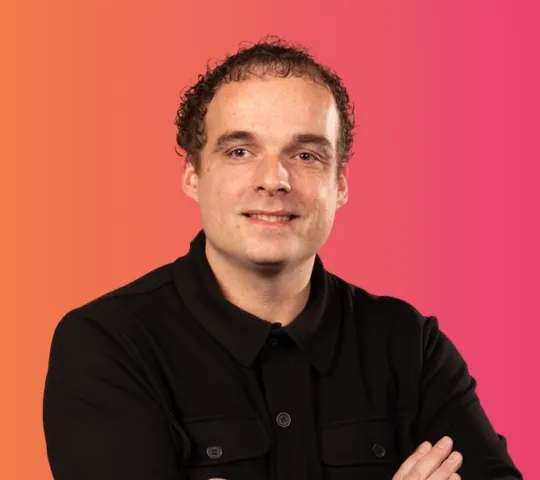 Foto van man die glimlacht.